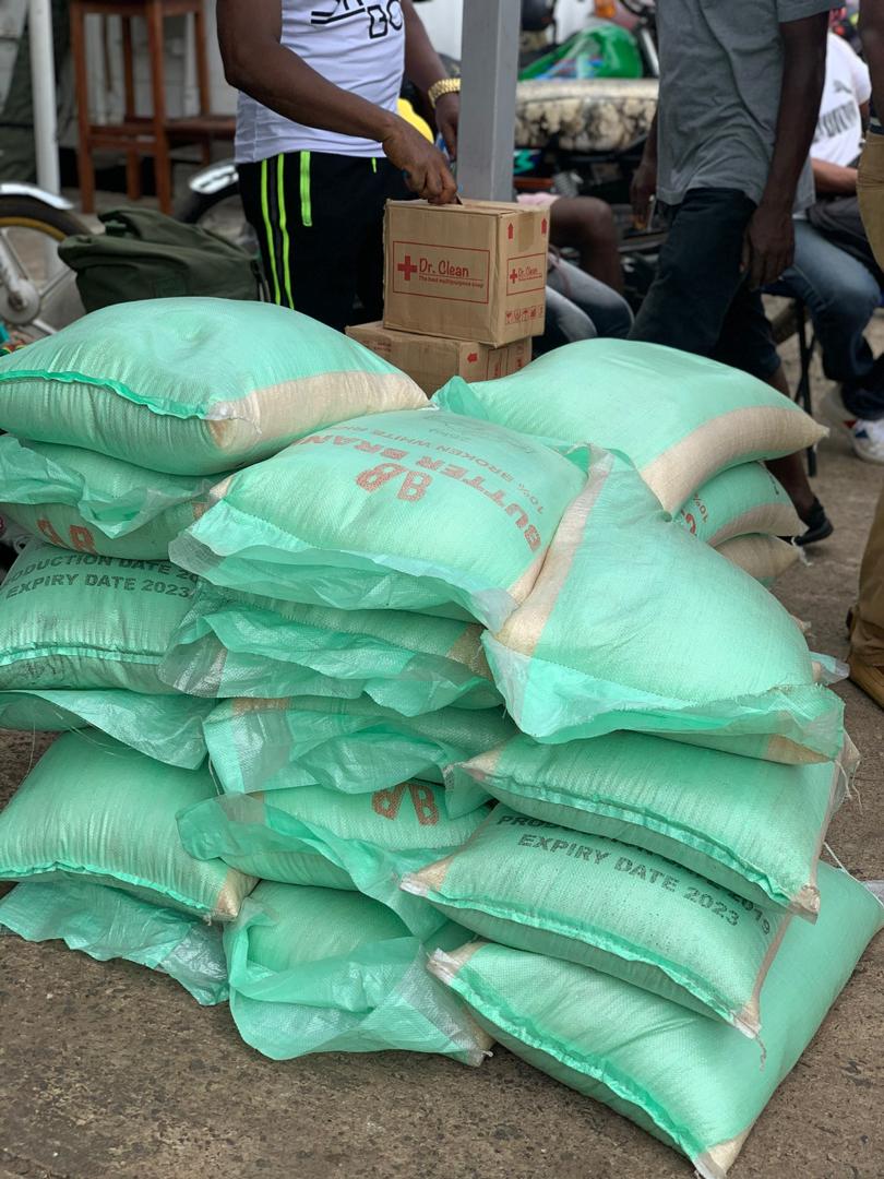 SportsSie's tweet photo. BREAKING NEWS 

Sierra Leone premier league giants, East End Lions Fc have today 9th May,2020 donated a cheque of twenty million leones, twenty bags of rice and two hundred bars of soap to the EOC in order to help the Sierra Leone Government in the fight against Covid-19. 
@Sport https://t.co/nBnvEcaoAE