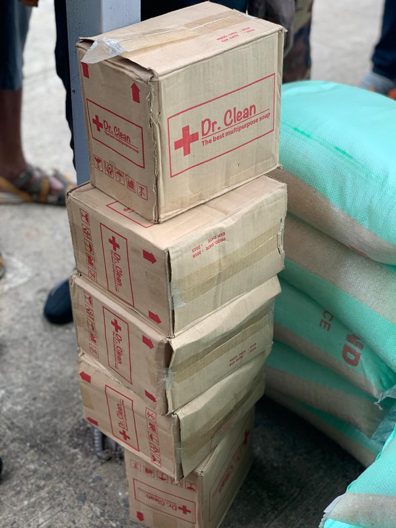 SportsSie's tweet photo. BREAKING NEWS 

Sierra Leone premier league giants, East End Lions Fc have today 9th May,2020 donated a cheque of twenty million leones, twenty bags of rice and two hundred bars of soap to the EOC in order to help the Sierra Leone Government in the fight against Covid-19. 
@Sport https://t.co/nBnvEcaoAE
