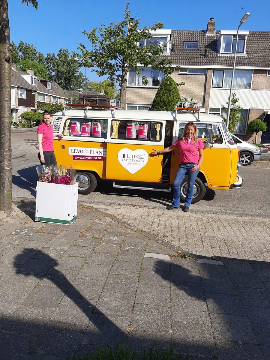 Eriswin's tweet photo. #levoplant super geslaagde actie! Met #Levoshop komt naar uit toe🚚.
Onze dames brachten met een speciale bus alle bestellingen bij u thuis...#trots!!!#westland https://t.co/PDRWOWnuVw