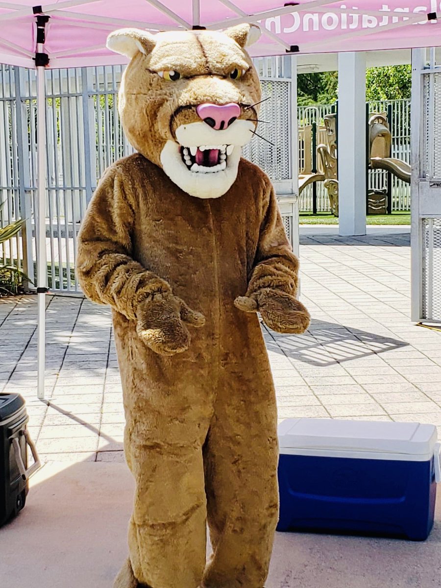 SHumphreyRCSP's tweet photo. We were so happy to celebrate our teachers this week and provide them a “drive thru” lunch for Teacher Appreciation Week! #csusaproud #csusateachersrock @rwindlerfreitag @EddieRuiz531 https://t.co/Tyby2PtEqE