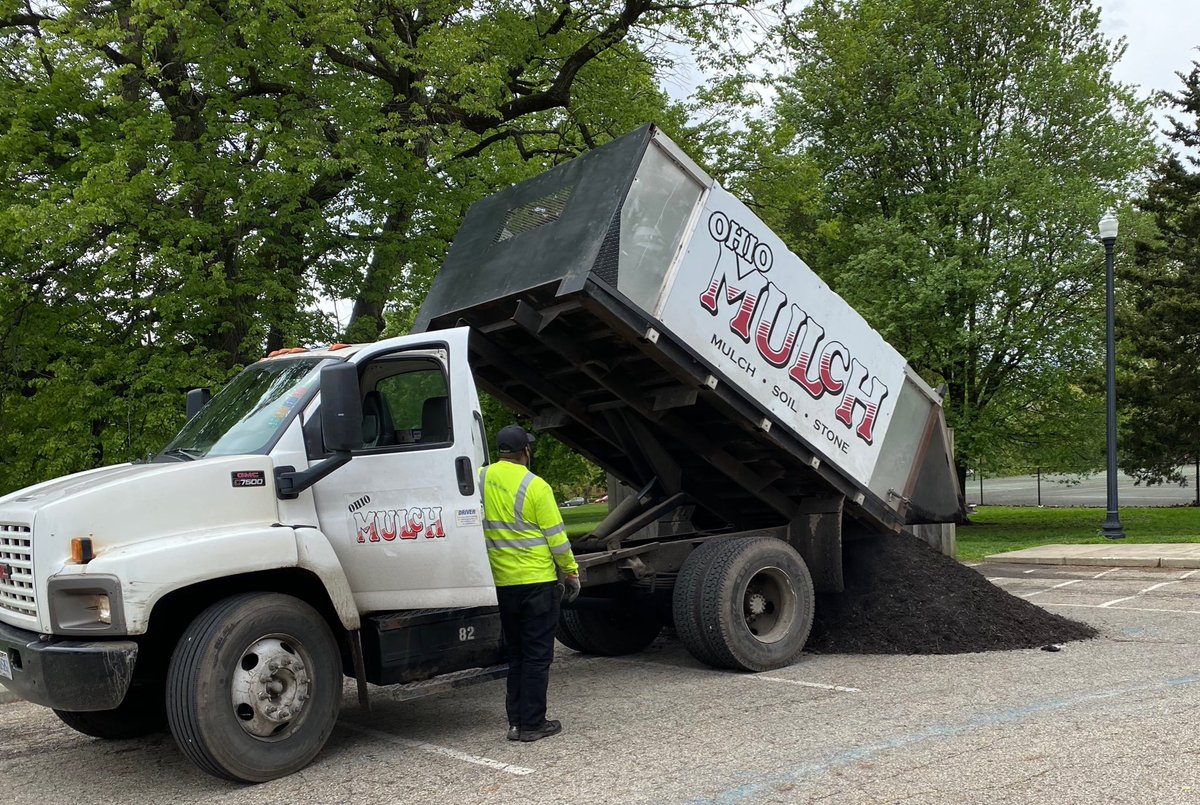 GoodaleParkFrnd's tweet photo. THANK YOU to our small group of volunteers who mulched the flower beds ahead of flowers! https://t.co/NBixFq3PNj