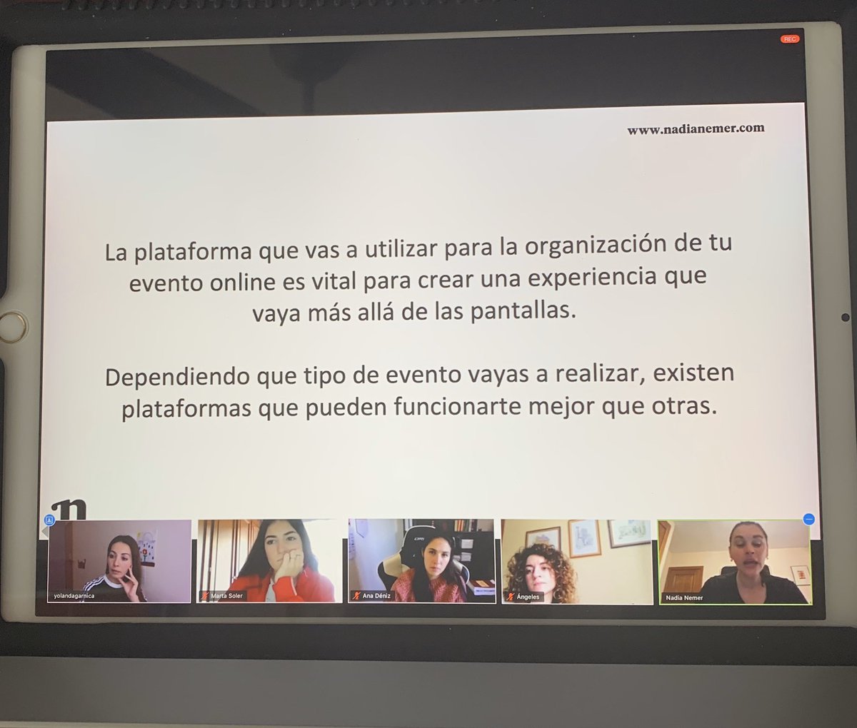 Fin de semana de lujo gracias <a href="/raykolorenzo/">Rayko Lorenzo</a> por este gran panel de expertas <a href="/NaniArenas/">Nani Arenas</a> <a href="/_nadianemer_/">Nadia Nemer</a> y <a href="/amibondia/">Ami Bondía🌞/Lady Energía 🔋</a> en el #máster de #eventos que impartimos desde @eipgranada con <a href="/CanalUGR/">Universidad Granada</a> #formaciononline #estudiarengranada #calidad #marketing #comunicacion #MarcaPersonal