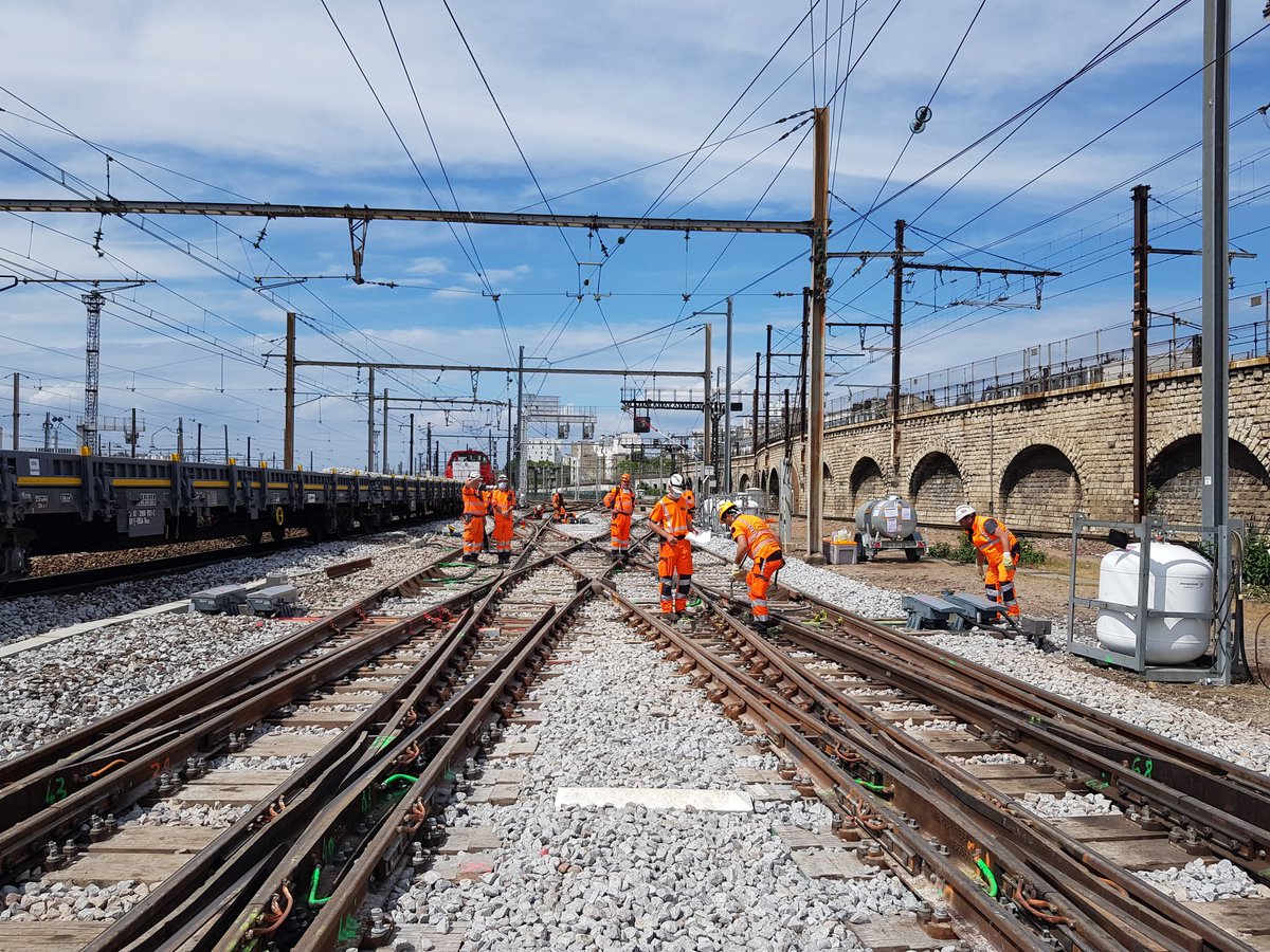 L_Espinasse's tweet photo. Ce week-end sur l'#IFPSE, les agents du service mécanique réalisent les derniers réglages d'un remplacement d'aiguillages sur Paris Gare de Lyon pour que les #TGV puissent entrer et sortir du #technicentre sur une infrastructure neuve dès demain. @SNCFReseau #TousMobilises https://t.co/Zl3C0Anqmx