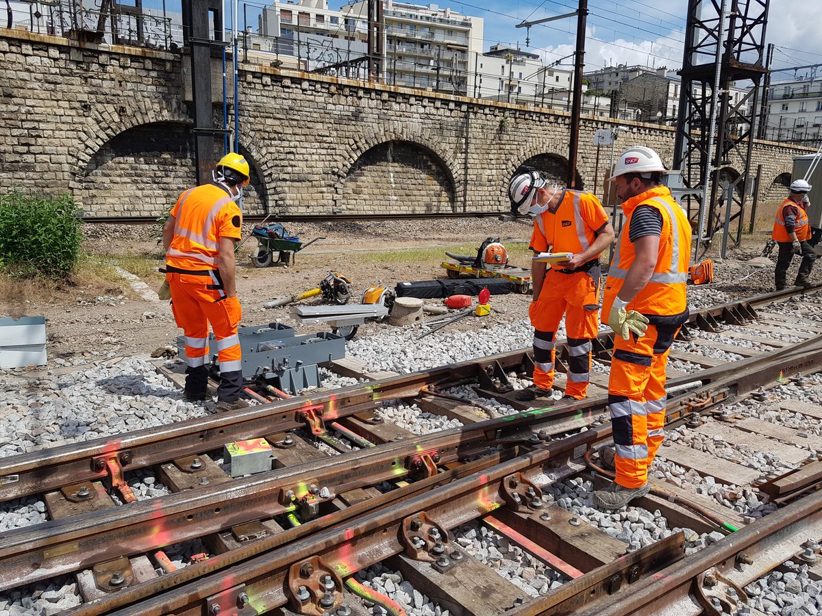 L_Espinasse's tweet photo. Ce week-end sur l'#IFPSE, les agents du service mécanique réalisent les derniers réglages d'un remplacement d'aiguillages sur Paris Gare de Lyon pour que les #TGV puissent entrer et sortir du #technicentre sur une infrastructure neuve dès demain. @SNCFReseau #TousMobilises https://t.co/Zl3C0Anqmx