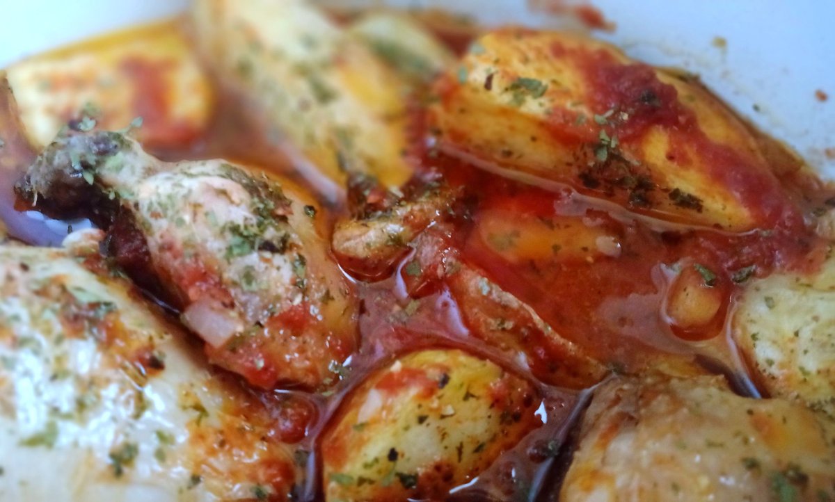 nico_patrascu's tweet photo. Chiken with potato in tomatoe sauce with basil,thyme and pepper. 😍
#chiken #potatoes #tomatoesauce #loveforgoodfood #EnjoyStayHome https://t.co/LCZg67yMCR