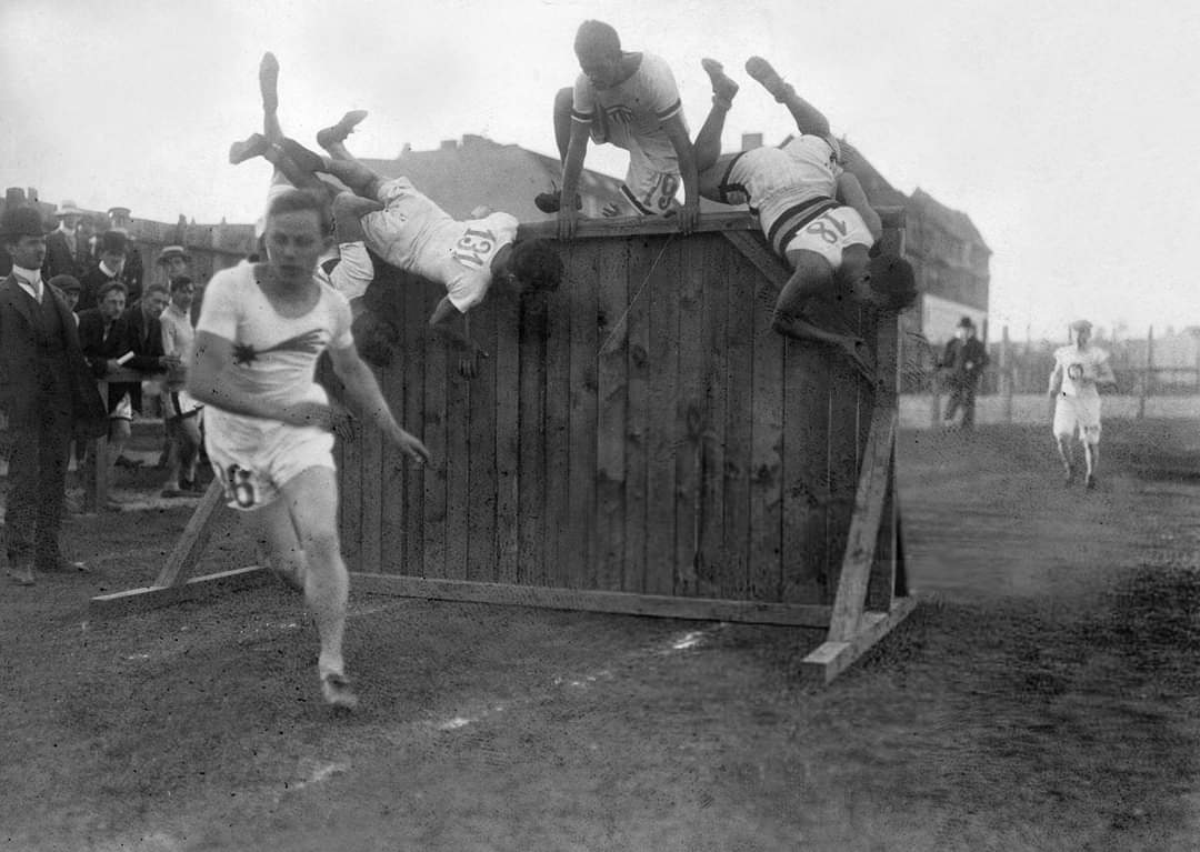 Steeplechase in 1910. Zonde dat de hordes niet meer zo hoog zijn.