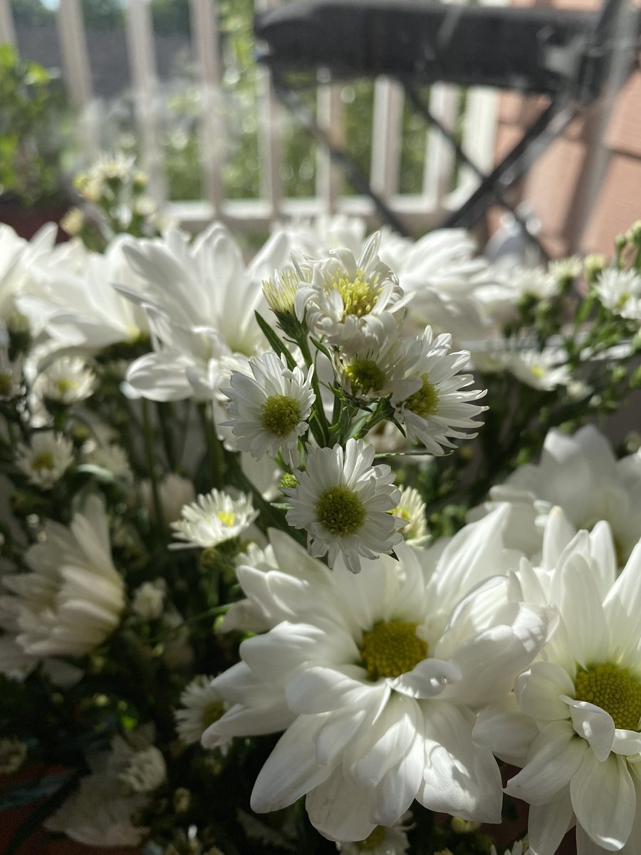 Flower arrangement for my mom 🌿🤍