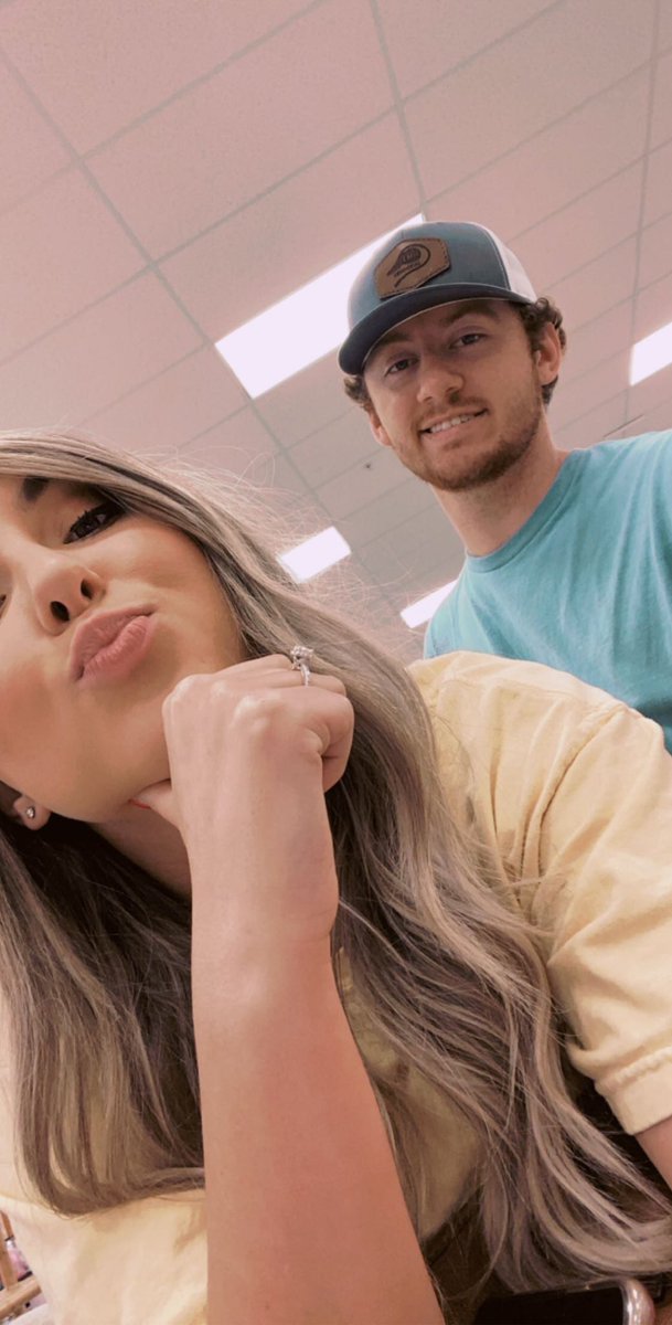 ashlyndanielle_'s tweet photo. 1 hour down waiting in line to check out at tj maxx for home decor !! @Austinbell18A is loving it !! 😄😄 https://t.co/m1LDrufDrx
