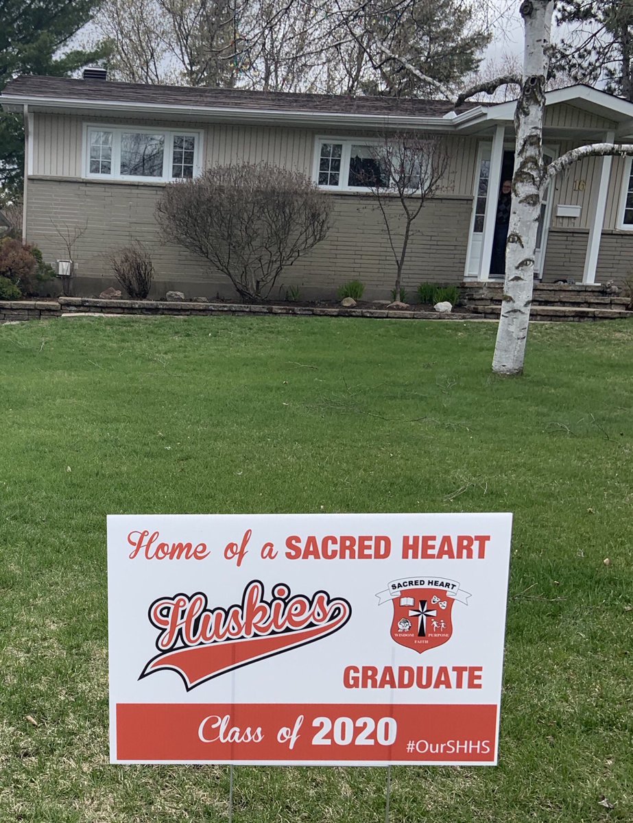 SuzanneBurke16's tweet photo. @Hawley_Signs ... we’re you part of this wonderful #Stittsville #surprise? If yes #thankyou #noprom #proudmom 💔 #2020graduate @SacredHeartOCSB https://t.co/Jqur5nqaYO