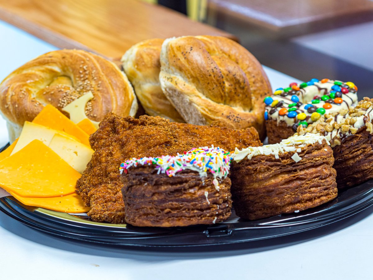 manna_bakery's tweet photo. What's your favourite part of our Ultimate #BreadedChicken Kit?

Each kit includes:
🍗 4 Pieces of Breaded Chicken
🧀 4 Portions of Cheese
🥨 4 Pretzel Breads
🍩 4 Cronuts 

Each kit is $50, including delivery!

⚠ Please note: orders must be placed the day before. https://t.co/31jDQgxTqm