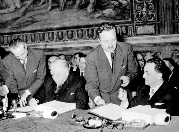 11/Voilà comment les plénipotentiaires réunies ce 25 mars 1953 dans la Salle des Horaces et des Curiaces de Rome se sont retrouvés à signer à la place du Traité une collection de pages blanches! Pour être sûr que l'affaire ne s'ébruite pas, les journalistes sont tenus à distance.