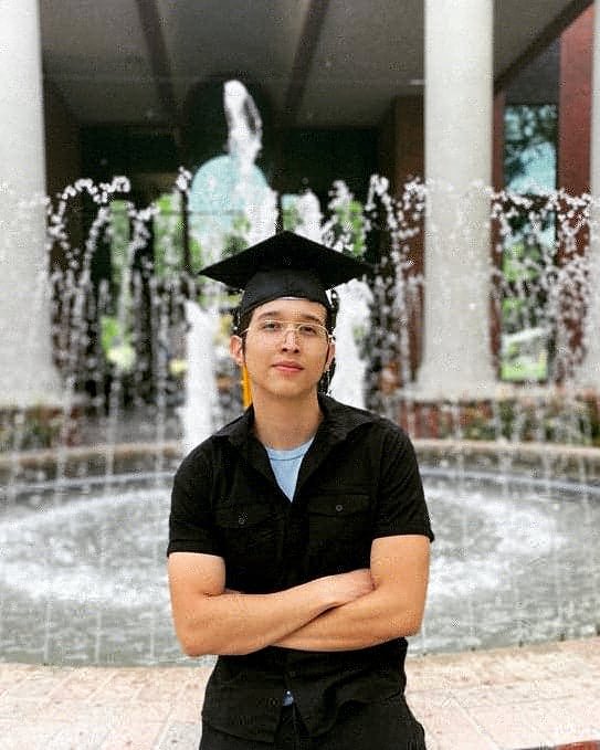 leftistiz's tweet photo. #FPUGrad https://t.co/vgieWqExMI
