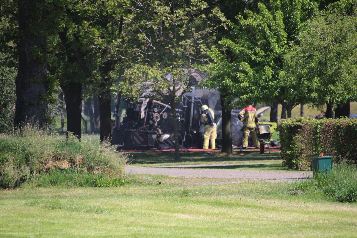 Flinke rookontwikkeling bij brand landbouwvoertuig in Hellendoorn .