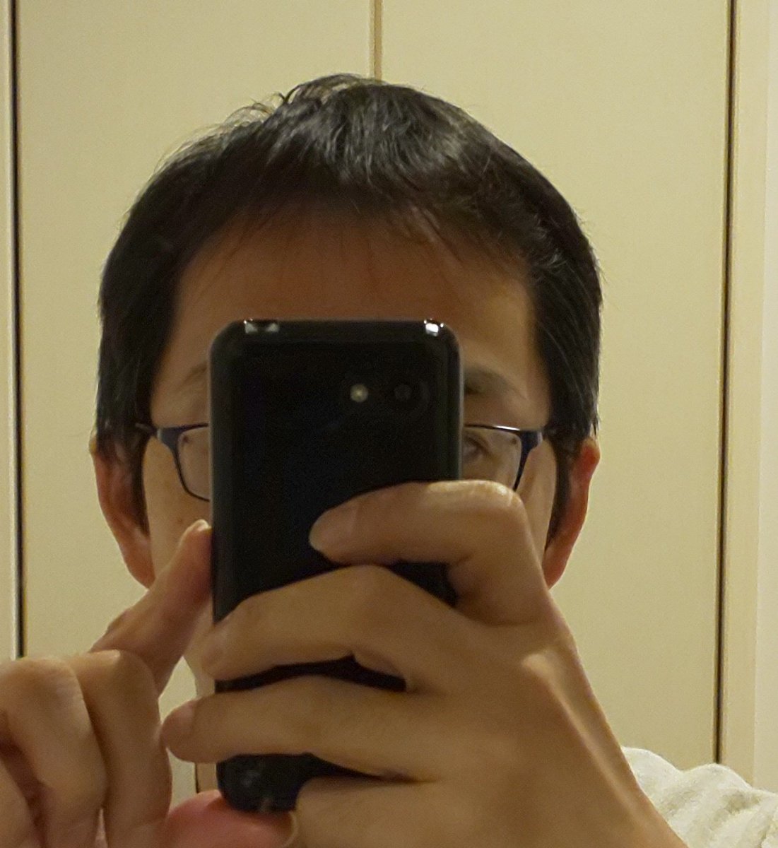 Hir または Kou 3ヶ月切れてない髪が限界ぎみなのでバリカンでほぼセルフカット 襟足だけ嫁 自分で 刈ったわりにそれほど違和感無くてホッとした 今のバリカンってすげぇなぁ でも襟足をガッと刈り上げてしまいたい またこんど