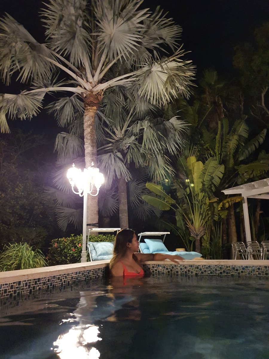 isabel_catrina's tweet photo. Ma'am Joanne: i just turn on the heater on the jacuzzi conrad.
#jacuzzinight https://t.co/T0lDBkBEms