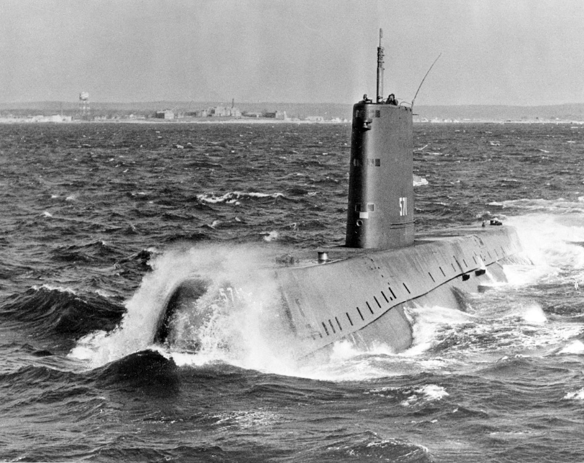 Les Etats-Unis ont lancé le premier sous-marin nucléaire, le USS Nautilus, en 01/1954. Ils ont, avec Castle Bravo, testé une bombe H de 15 Mt en mars.Si les soviétiques marquent le pas sur le nucléaire (pas de bombe H avant 11/1955), ils font la course en tête sur le spatial.