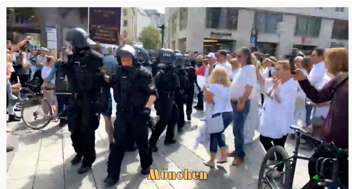 In  #München scheint die Polizei Leute vom Platz zu drängen, da ist die Lage sehr unübersichtlich. Jetzt ein "Deutsch-Amerikaner" (der die "Sterberate" harmlos findet). Jetzt brüllt wer: "Kannst Du Nazi (...) schreiben?"  #fckqrfrnt  #verhetzdichnicht