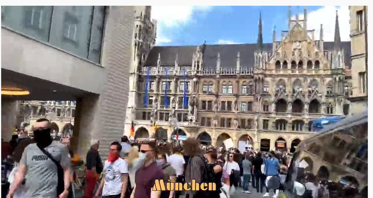 In  #München scheint die Polizei Leute vom Platz zu drängen, da ist die Lage sehr unübersichtlich. Jetzt ein "Deutsch-Amerikaner" (der die "Sterberate" harmlos findet). Jetzt brüllt wer: "Kannst Du Nazi (...) schreiben?"  #fckqrfrnt  #verhetzdichnicht