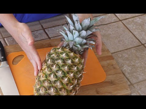 HeatherNicholds's tweet photo. How to cut up a fresh pineapple https://t.co/HrEmRv8xyH https://t.co/75n1NuLbJY