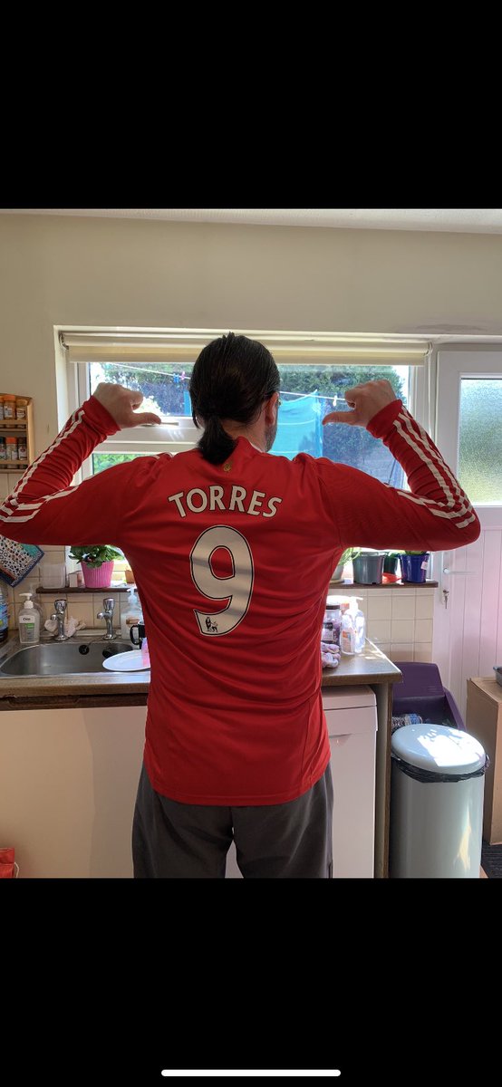 peterwdoyle's tweet photo. First time I’ve worn this since @Torres left.Had to teach my 3yo to shout Suarez not Torres when she scored a goal (Thank god they rhymed).The only long sleeve top I ever bought!! #timetoforgive #elnino Fantastic striker, was a joy to have him at @LFC @ThePaulMachin @TheRedmenTV https://t.co/WYvLyjarFU