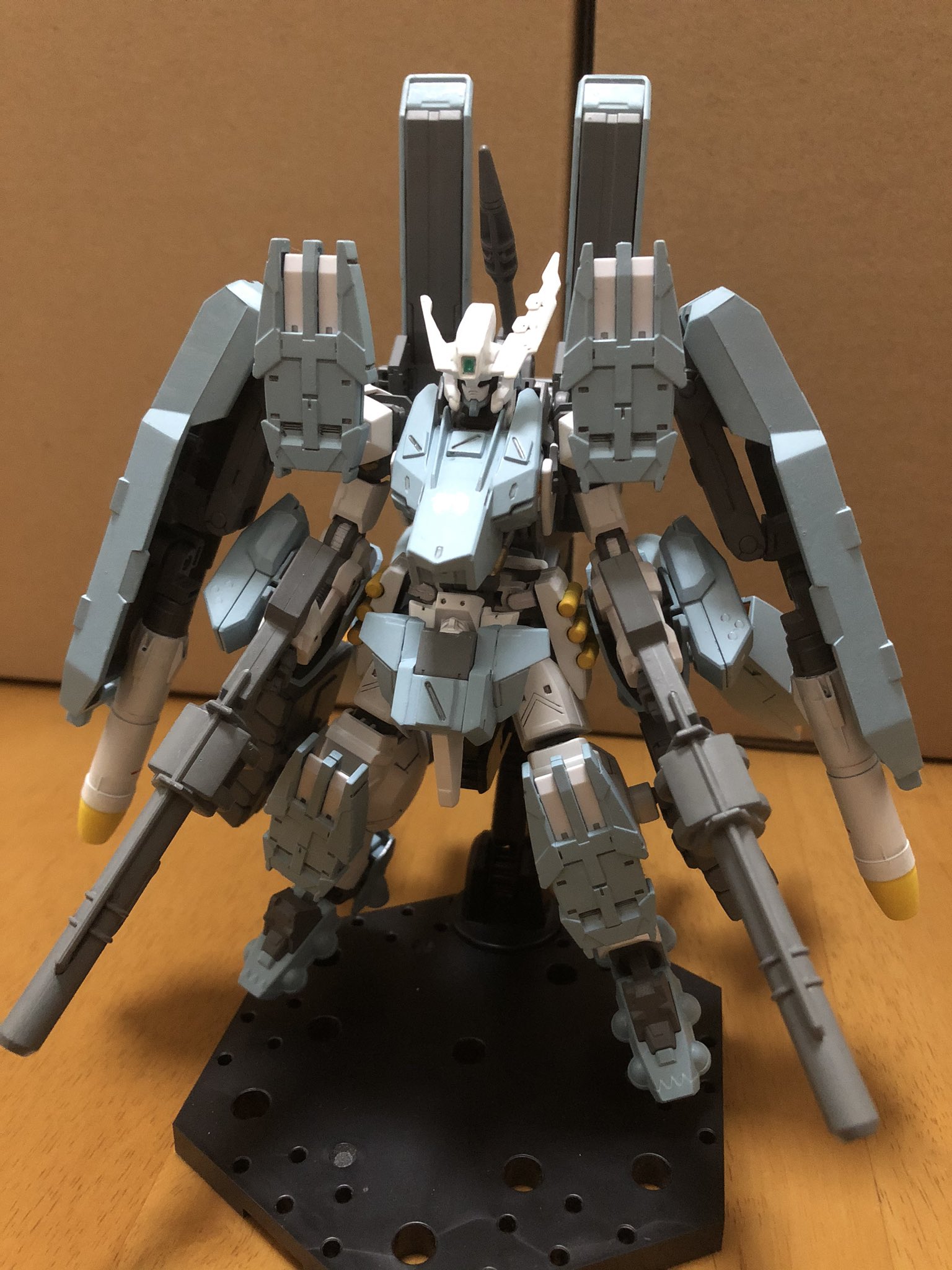 真莉藻の前 アイマスオールガンダムプロジェクト ガンプラはどんな自由な発想で作ってもいいんだ ガンプラ 萩原雪歩専用 ガンプラ ガンダムアスタロト 白雪 完成しましたー 私の中で雪歩のイメージが 重武装 重装甲 パージ可 のmsだったので フル