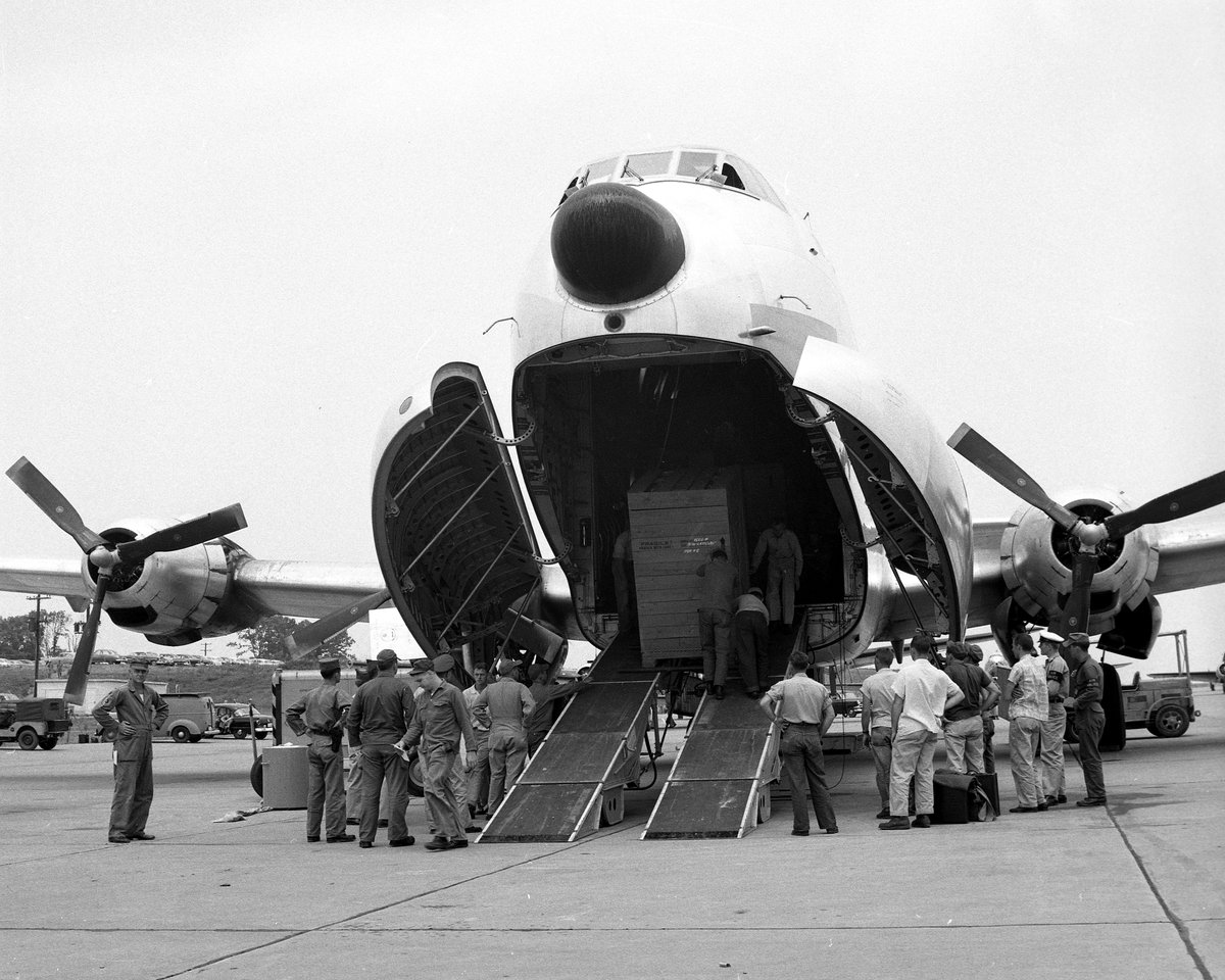 C'est quand même un gros morceau, et deux C-124 Globemaster seront nécessaires, et se posent à Genève début juillet. Comme c'est les plus gros avions qui se soient posés en Suisse, la couverture presse est maximale !