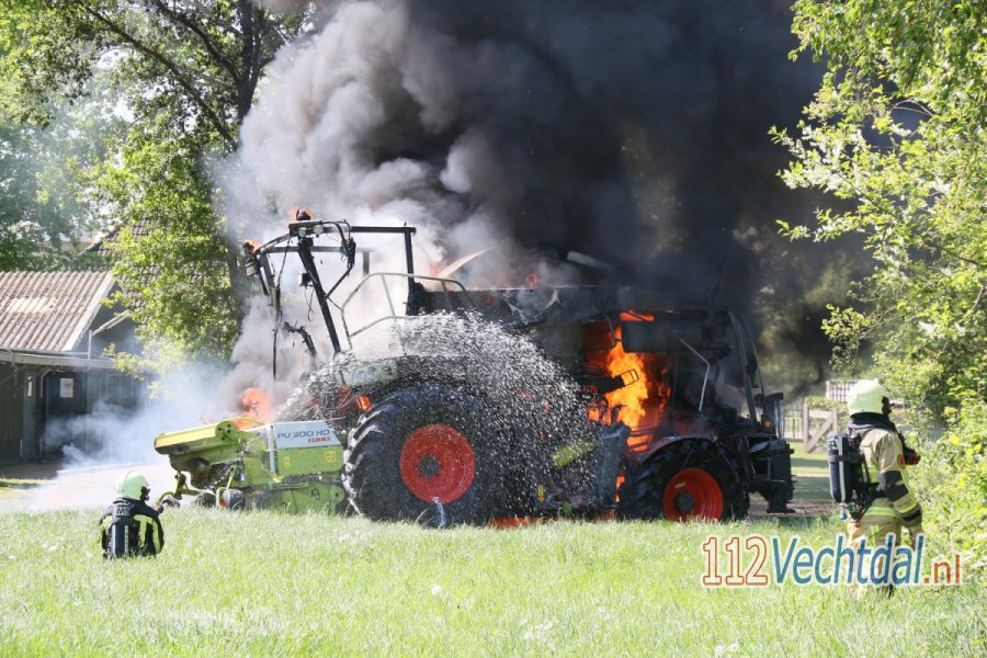 Landbouwvoertuig gaat in vlammen op bij boerderij in #Hellendoorn. 112Vechtdal.