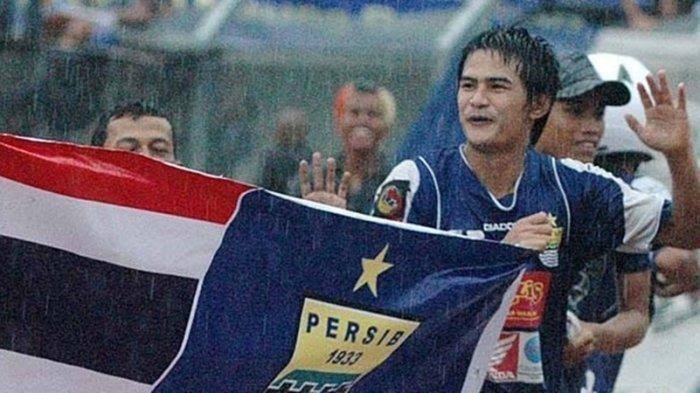 LalajoPersib's tweet photo. “Saya memikirkan suasana di lapangan saat Persib bertanding, di mana penggemar selalu memenuhi stadion. Saya rindu sorakan mereka, rindu bertemu dengan mereka, dan tentu saja #Persib itu sendiri. Saya akan selalu merindukannya,” ungkap Suchao https://t.co/RC6OPMch52