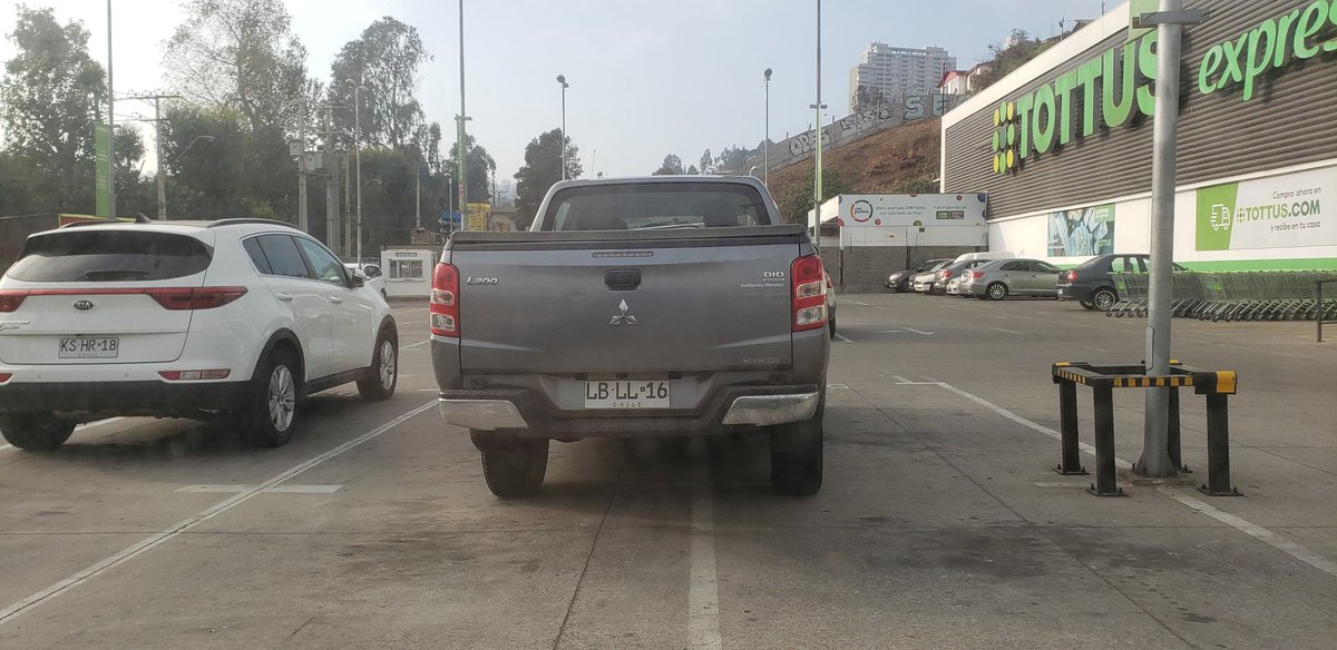 Kako_Ktm's tweet photo. No sabía que este modelo necesita 4 estacionamientos,  "4" #tottusReñaca https://t.co/6FiK1Ir9xX
