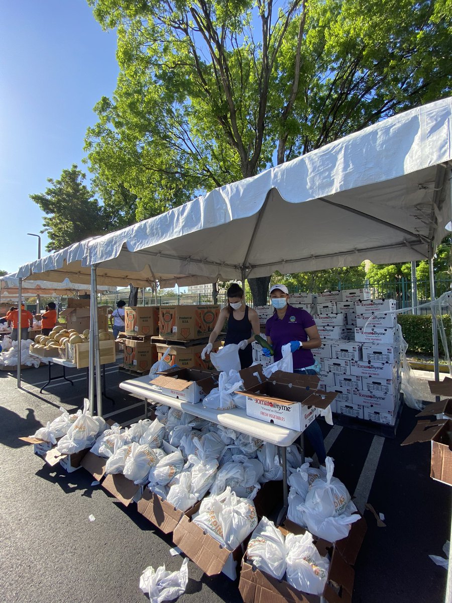 AudreyMEdmonson's tweet photo. We continue to follow @CDCgov guidelines to make sure our food distributions remain contactless. Grateful for @FeedingSouthFL, my staff &amp; all of our volunteers came out to show support for the residents in my community. #MiamiDadeD3 https://t.co/ExuoJQAdRn