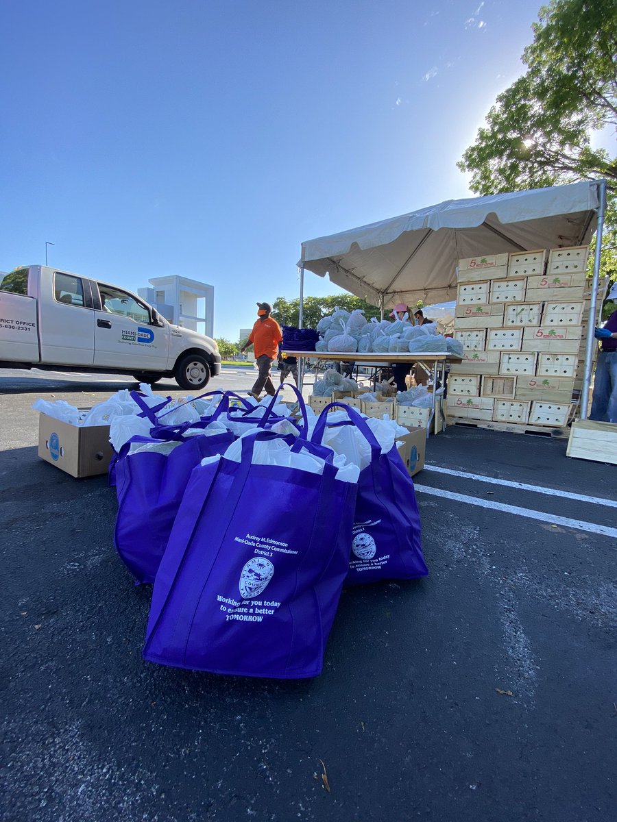AudreyMEdmonson's tweet photo. We continue to follow @CDCgov guidelines to make sure our food distributions remain contactless. Grateful for @FeedingSouthFL, my staff &amp; all of our volunteers came out to show support for the residents in my community. #MiamiDadeD3 https://t.co/ExuoJQAdRn