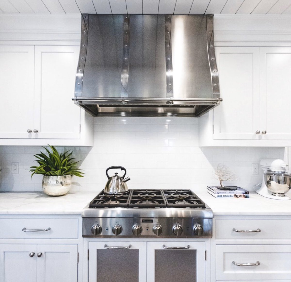 Nash_Granite's tweet photo. This kitchen range with our marble is truly a work of art @beach_glass_designs https://t.co/dDSe4lFO0x