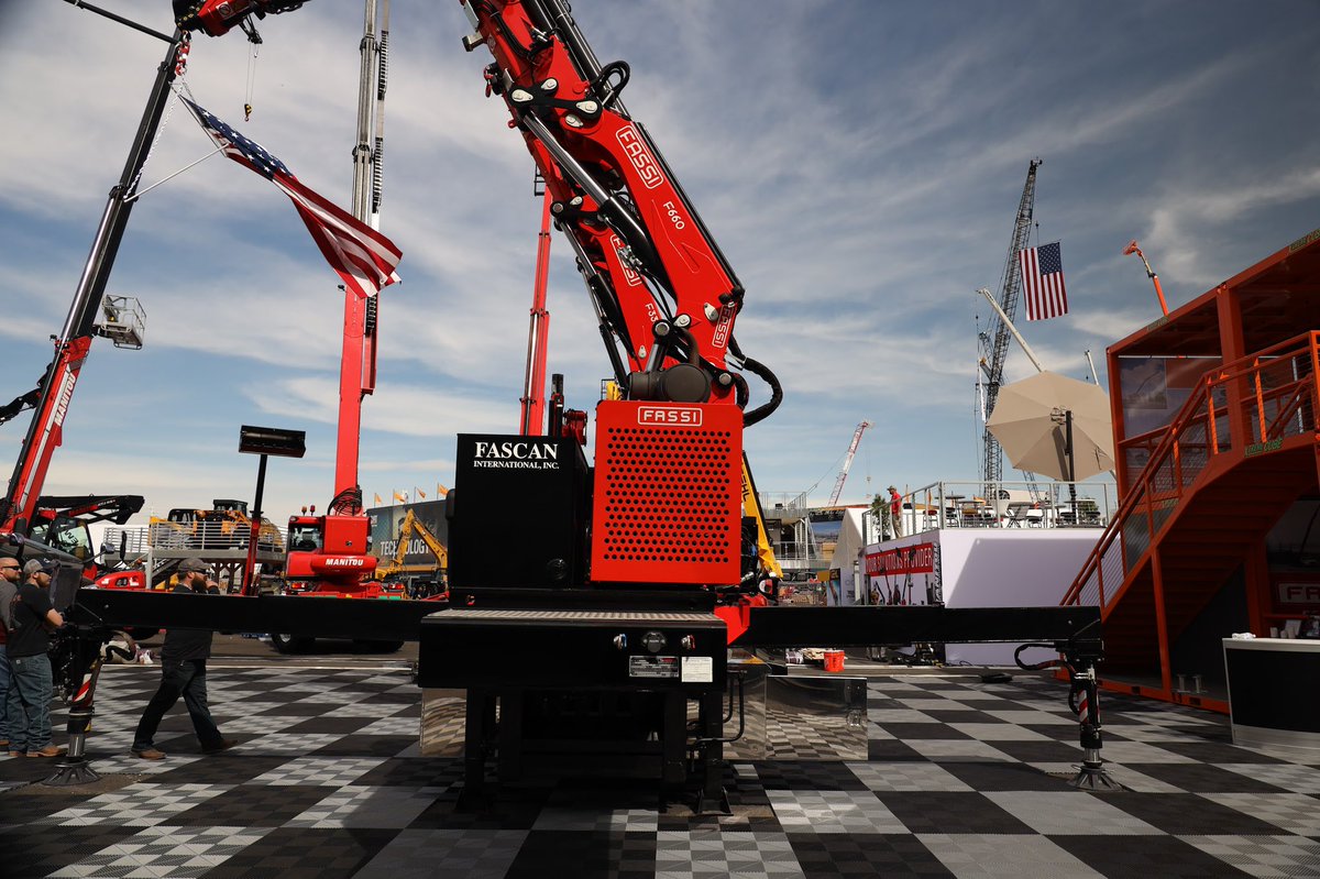 BigDirtyIron's tweet photo. Fassi F660 Loader Crane! Compact but mighty! #craneworld #crane #fassi #fassicrane #bigdirtyiron #conexpo2020 https://t.co/1PBaW1UJTG