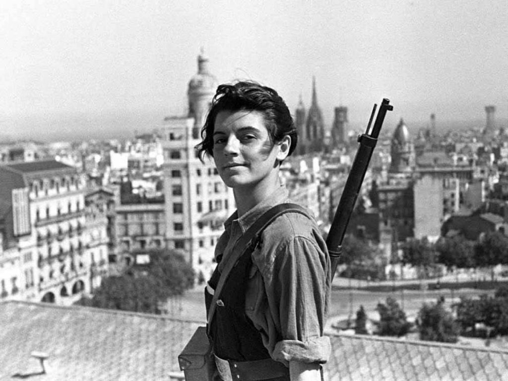 Marina Ginestà in possibly the most famous photo from the Spanish Civil War, taken in Barcelona in July 1936.   #NoPasarán  #resist  #StopFascism  #ALutaContinua