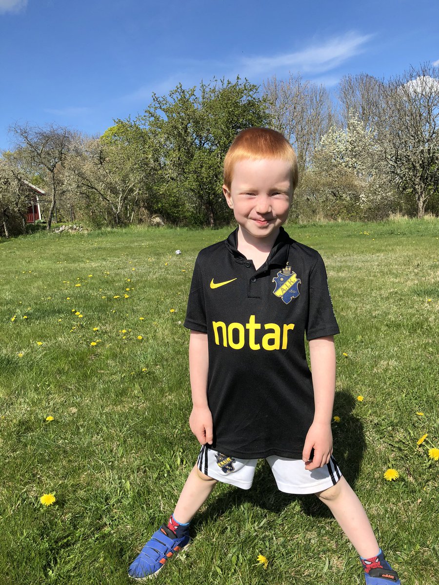 AndreasWidell's tweet photo. Kaspers favoritplagg med favoritspelaren @henokgoitom på ryggen 🖤💛🖤#AIK #goitom #36 #kärlek https://t.co/h0XU9fGGtu