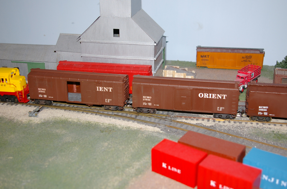 oo_american's tweet photo. A new article to start the weekend, looking at weathering some #Scalecraft #AmericanOO boxcars and more. https://t.co/2tZTw0VXYQ https://t.co/K0eu8s0kA2