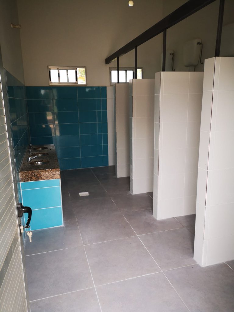 gavosilveyra's tweet photo. Baños de las escuela 167 de Shangrila, refaccionados por pasantes de Dinali (personas liberadas del sistema penitenciario) en su proceso de reinserción social. #LaRehabilitacionEsPosible https://t.co/72iscWJI3W