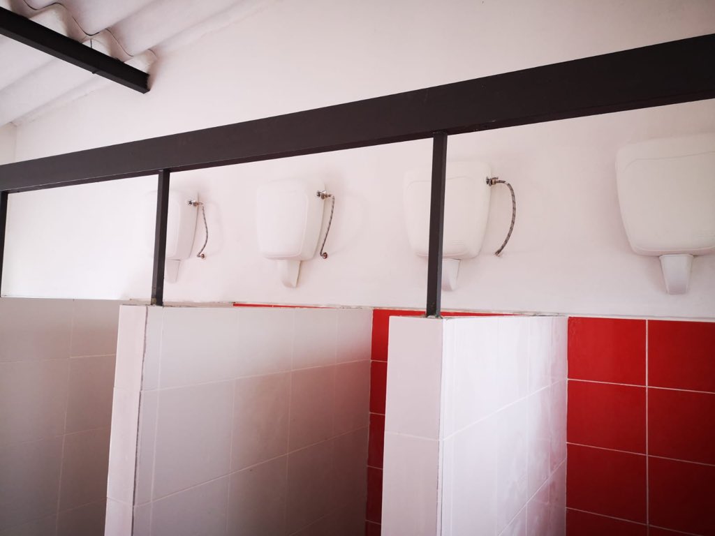 gavosilveyra's tweet photo. Baños de las escuela 167 de Shangrila, refaccionados por pasantes de Dinali (personas liberadas del sistema penitenciario) en su proceso de reinserción social. #LaRehabilitacionEsPosible https://t.co/72iscWJI3W
