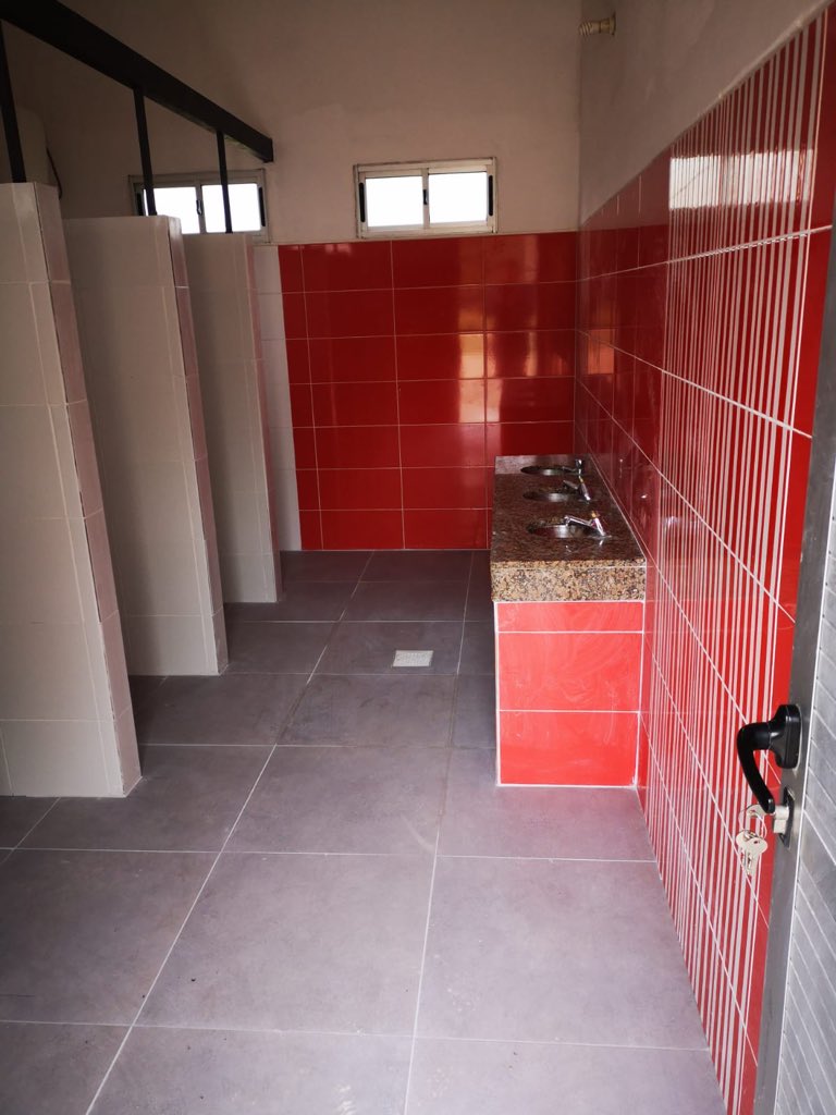 gavosilveyra's tweet photo. Baños de las escuela 167 de Shangrila, refaccionados por pasantes de Dinali (personas liberadas del sistema penitenciario) en su proceso de reinserción social. #LaRehabilitacionEsPosible https://t.co/72iscWJI3W