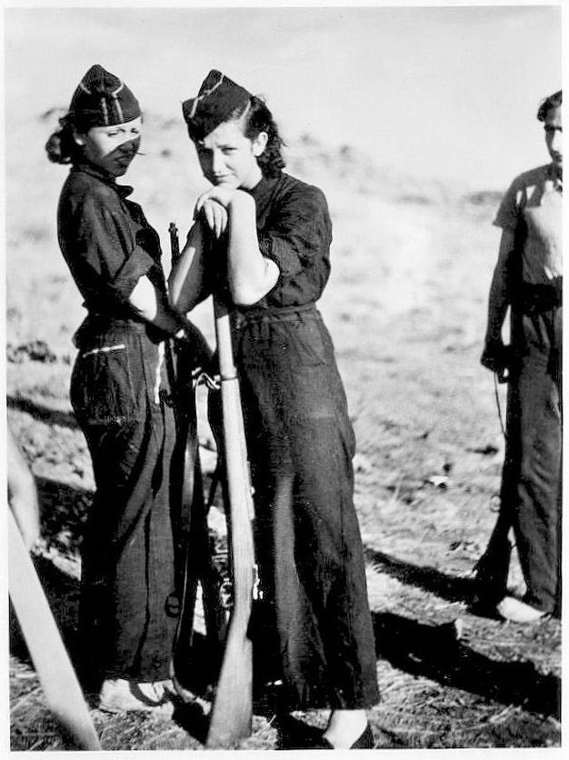 A photo by Hans Namuth from the Estremadura front during the Spanish Civil War, Sept 1936.   #NoPasarán  #Spain  #resist  #ToriesOut