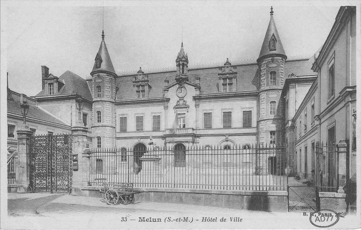 LHistoire19's tweet photo. Archives départementales de Seine-et-Marne, 2FI5168, Cartes postales, « Hôtel de ville de Melun », [date ?] https://t.co/EoyNYSs8PA