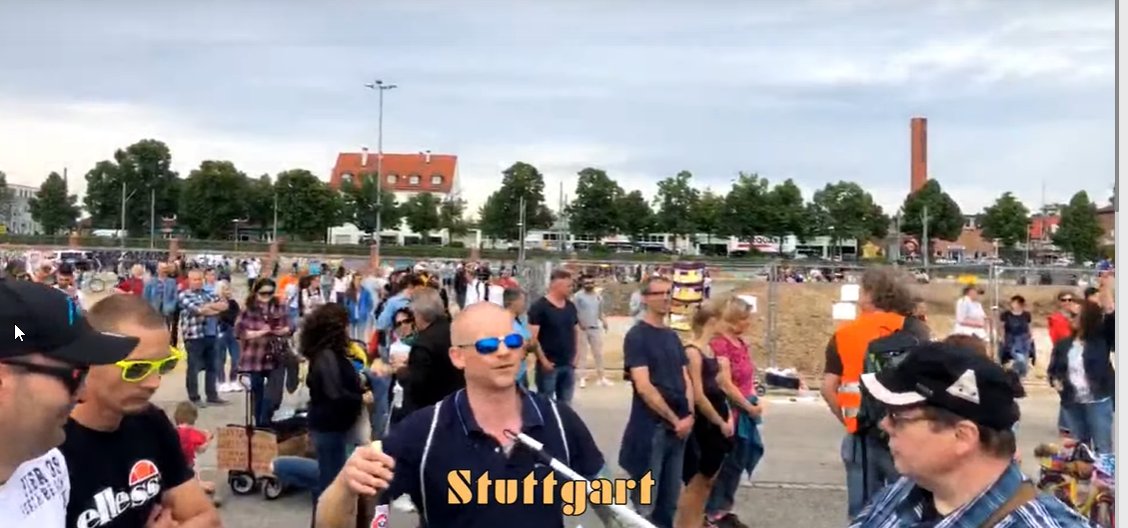 Glatzkopf mit Bier in der Hand, der angeblich mit "Dinosaurier-Kostüm" im Discounter war ("Heil Merkel" ... Liebich-Fan?). Er feiere trotzdem "Partys".  #fckqrfrnt  #verhetzdichnicht  #Stuttgart