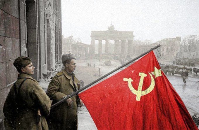 #8May | ¡Bandera soviética que derrotó a Hitler, que derrotó el Fascismo! Hoy rendimos honor a los héroes del Ejército Rojo quienes hace 75 años lograron la rendición de la Alemania Nazi y con ello, el fin de la Segunda Guerra Mundial✊🏽🇷🇺 #VenezuelaEjemploMundial @NicolasMaduro