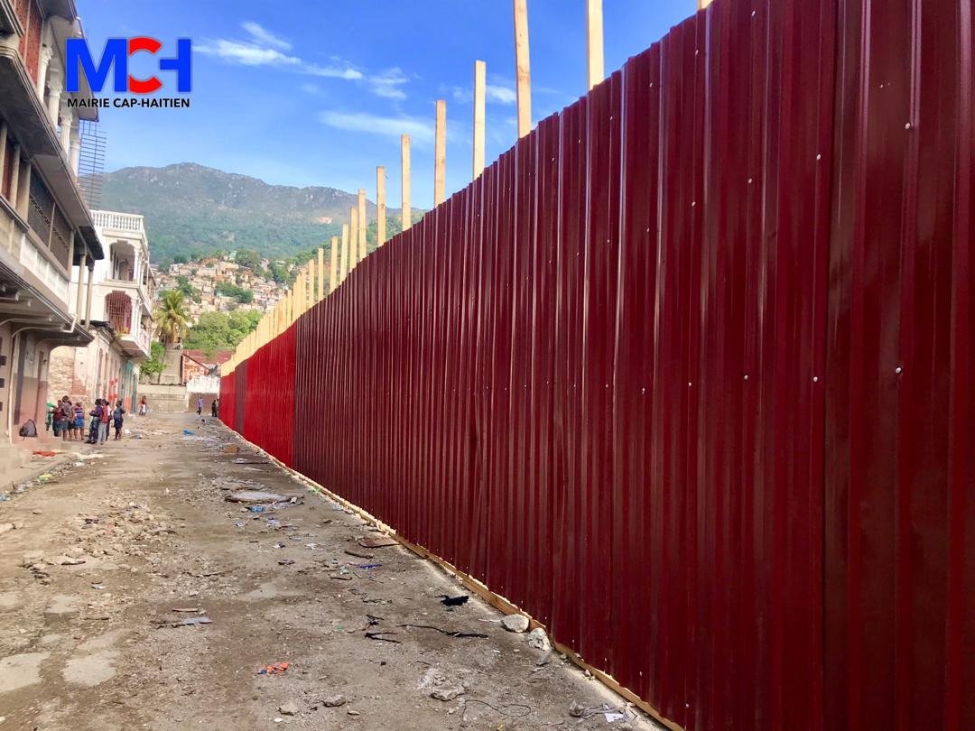 MairieduCap's tweet photo. Les Autorités Municipales du Cap-Haïtien ont clôturé, cette semaine, le périmètre de la place Toussaint Louverture dont les travaux de reconstruction devront commencer incessamment.
Notre ville, c'est notre dignité, c'est notre fierté ! #Cap350 https://t.co/nKr6SQwqZY