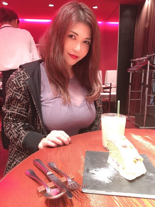 I should always be sexy and sweet.
That's my aim of life?
やっぱりセクシーで素敵にいるのが人生のテーマよね?
我应该总是性感，甜蜜。
这是我的生活目标?


