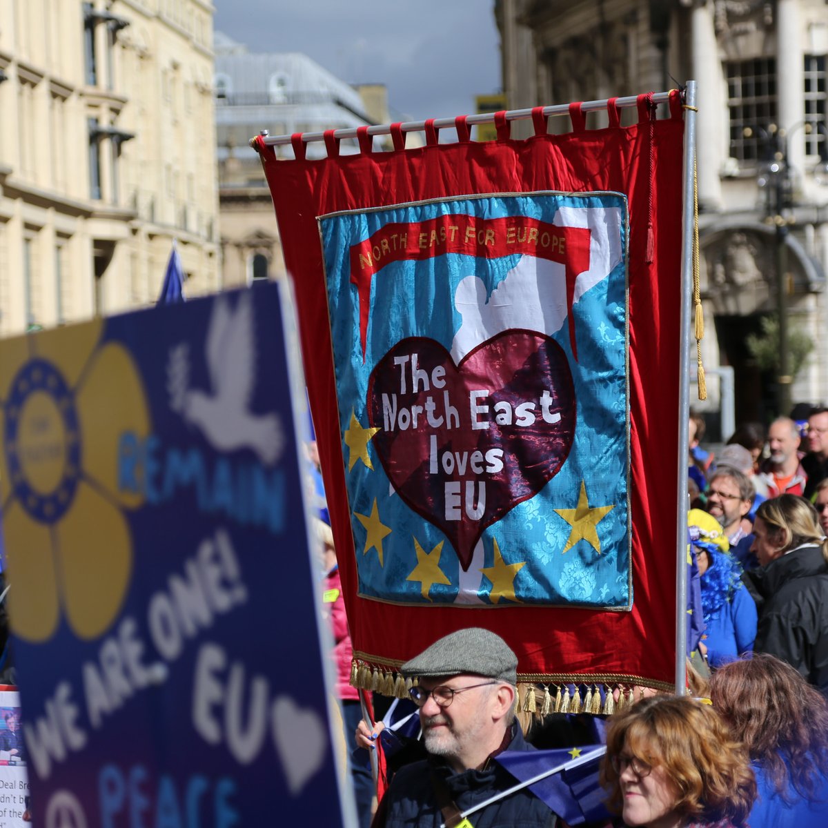 NigelNott's tweet photo. 30 September 2018 - #BinBrexit Rally Birmingham
Organised by @euinbrum. Demonstrators from all over the country with their badges, banners and placards @SuffEUAlliance @RemainingKind @NE4EU
@snb19692 @SodemAction #SODEMaction #2020MarchForEU #NotGoingAway #EuropeDay https://t.co/sDdiMEy0wB