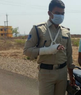 mohdept's tweet photo. कर्तव्य निष्ठा को सलाम…

कोरोना से जंग में कोरोना योद्धा पूरी तन्मयता के साथ अपना फर्ज निभा रहे हैं। खण्डवा जिले के किल्लौद थाना क्षेत्र में आरक्षक अमित कुशवाह हाथ में फ्रेक्चर होने पर भी लोगों को अपनी जिम्मेदारी का पालन करवा रहे हैं।

@KhandwaSp 
#MPFightsCorona
#JansamparkMP https://t.co/dwC3vf5Pxg