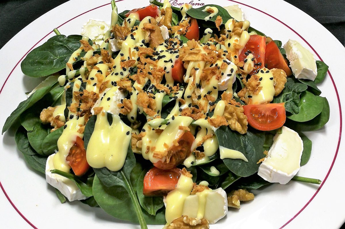 Dicen que una imagen vale más que mil palabras ... 
Ensalada de espinacas, queso de cabras, nueces  y salsa agridulce  de mostaza😋#salteras #restaurante