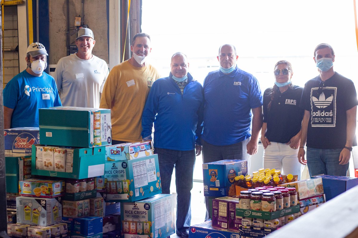 FeedingTampaBay's tweet photo. #TheGivingChain aims to help local businesses and those affected by COVID-19. @principal donated lunch to our frontline staff, volunteered their team in our warehouse, and partnered with another local organization to bring 40,000 meals to our community. #StandwithFTB https://t.co/GyWNlLZqFK