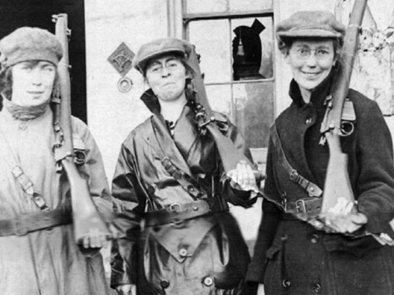 Cumann na mBan (“Women’s Council”) fighters during the Easter Rising of 1916 - Linda Kearns, Eithne Coyle and Mae Burke.   #resist  #Ireland  #NoPasarán  #ALutaContinua
